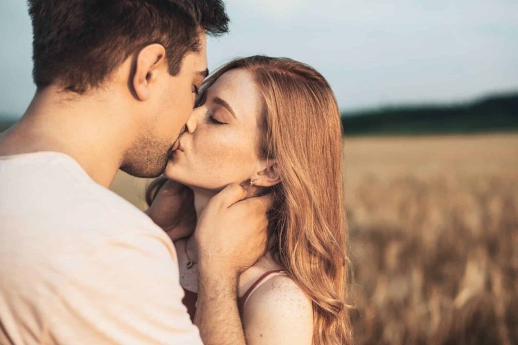pareja besándose se contagian las caries al besar