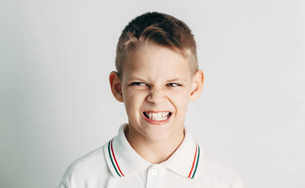 niño apretando los dientes Bruxismo en niños - Oh My Dent