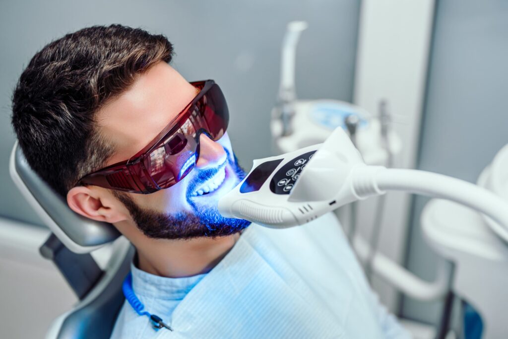 blanqueamiento-dental-con-laser-scaled Blanqueamiento Dental Fotoactivado - Oh My Dent