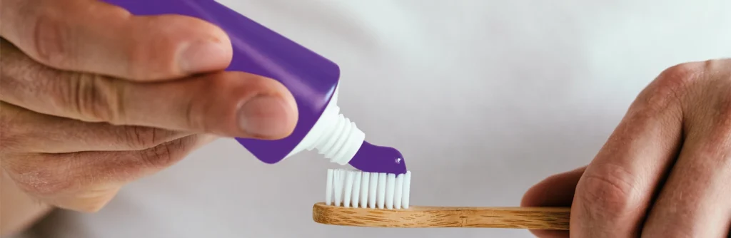 purple-toothpaste-on-a-toothbrush-1600x522 Pasta Dental Morada para Blanquear Dientes